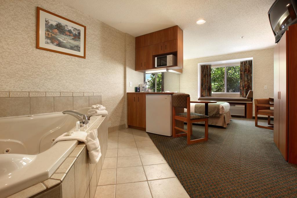 Microtel Inn & Suites By Wyndham ברונסוויק חדר תמונה