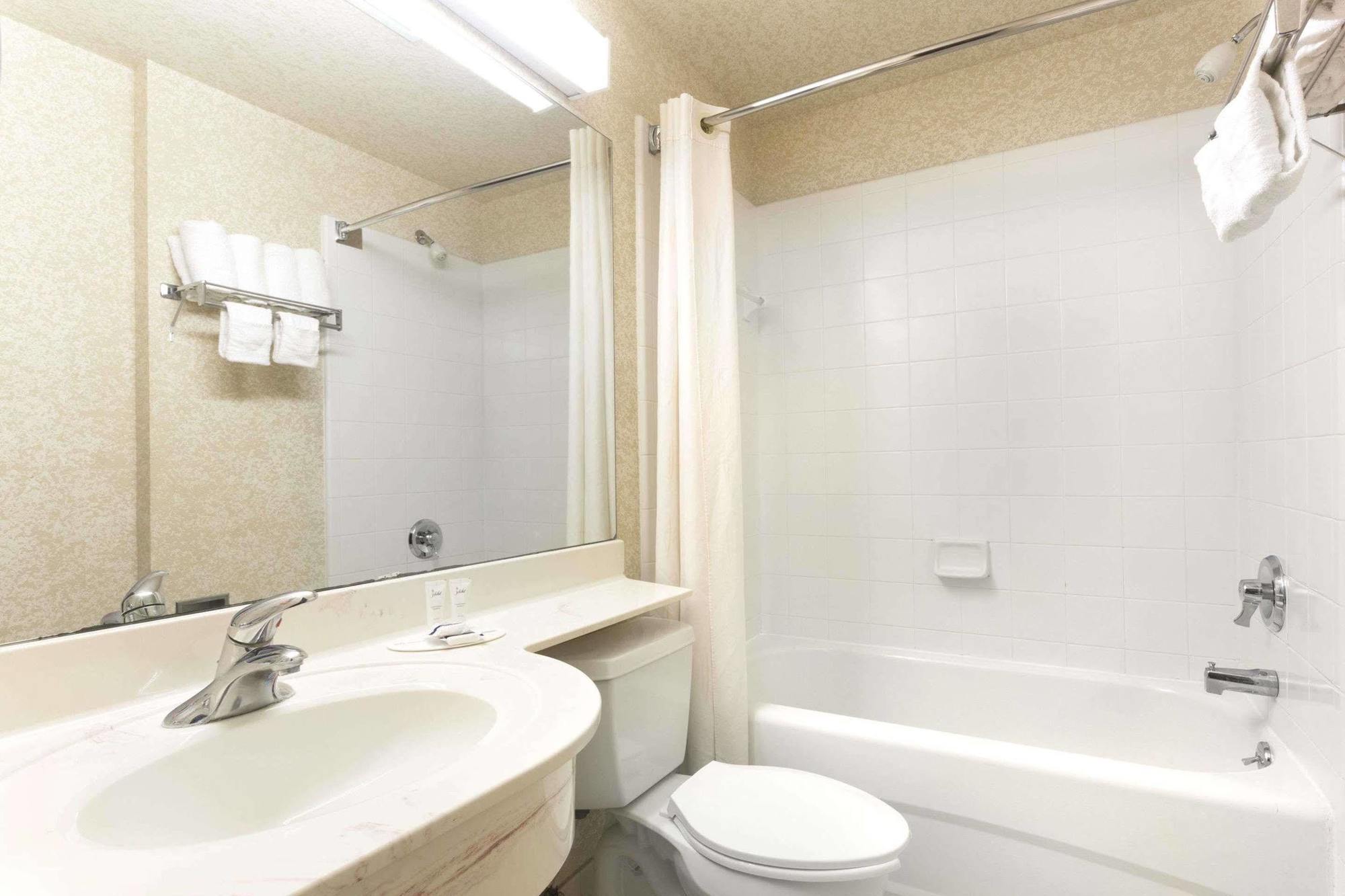 Microtel Inn & Suites By Wyndham ברונסוויק מראה חיצוני תמונה