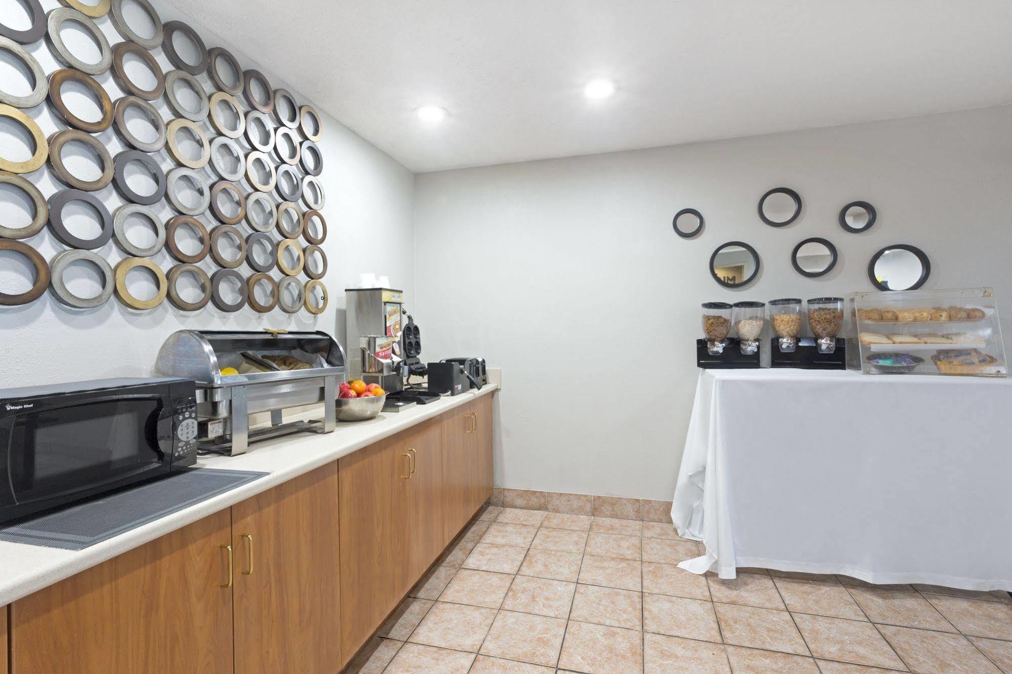 Microtel Inn & Suites By Wyndham ברונסוויק מראה חיצוני תמונה